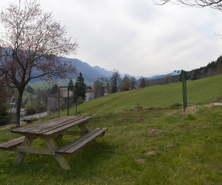 Table-picnic-view-village